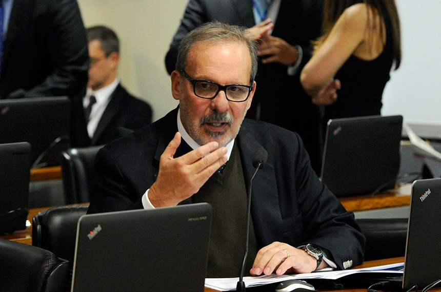 O senador Armando Monteiro é o relator da proposta aprovada na CAE